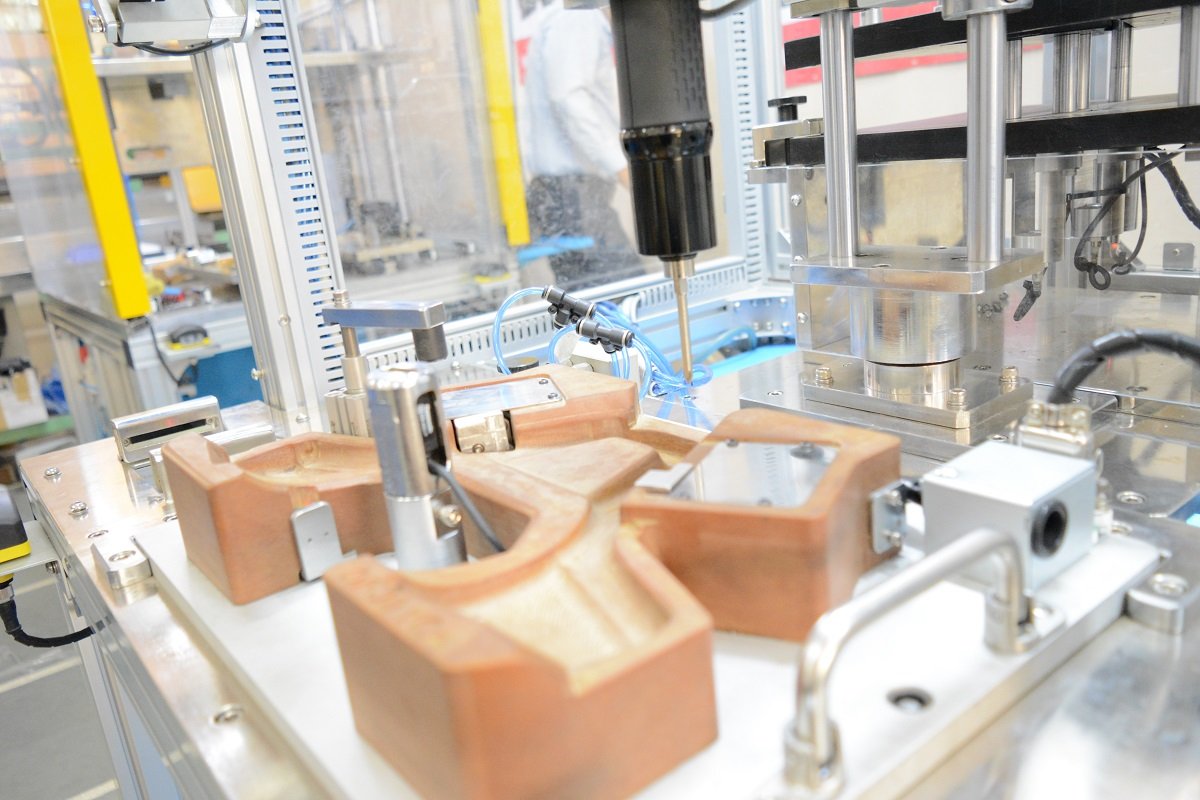 Automatic screw tightening assembly stations